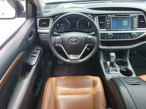 Used 2018 Toyota Highlander Limited Platinum FWD image 20