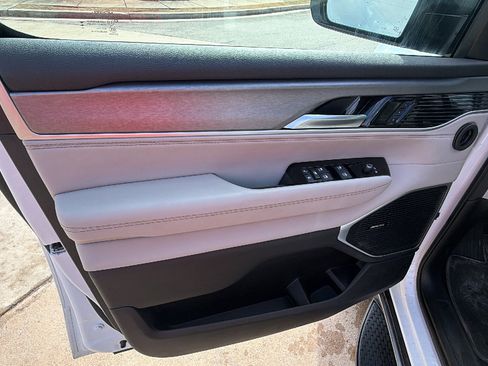 Used 2025 Jeep Wagoneer 4WD w/ Premium Group I image 14