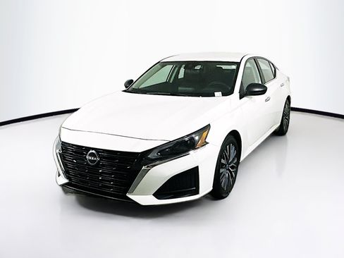 Used 2025 Nissan Altima 2.5 SV FWD image 3