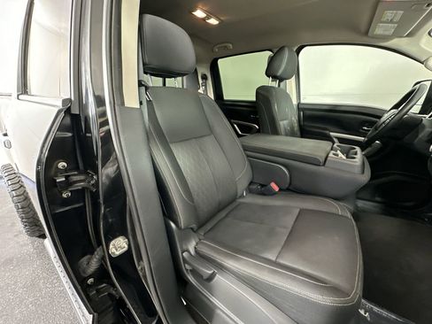 Used 2018 Nissan Titan SV image 30