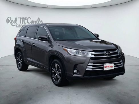 Used 2017 Toyota Highlander Plus FWD image 7