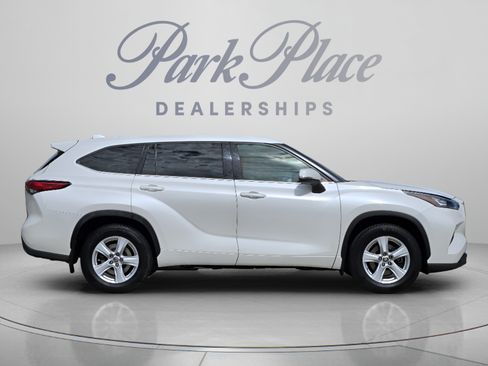 Used 2020 Toyota Highlander LE AWD/4WD image 6