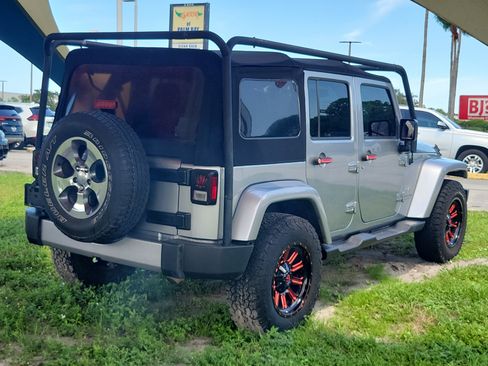 Used 2018 Jeep Wrangler Unlimited Sahara AWD/4WD image 4