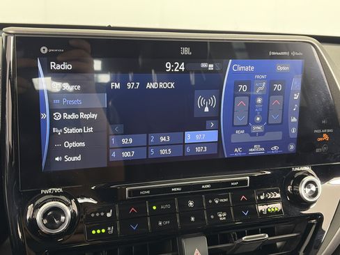 Used 2021 Toyota Highlander Limited AWD/4WD image 19