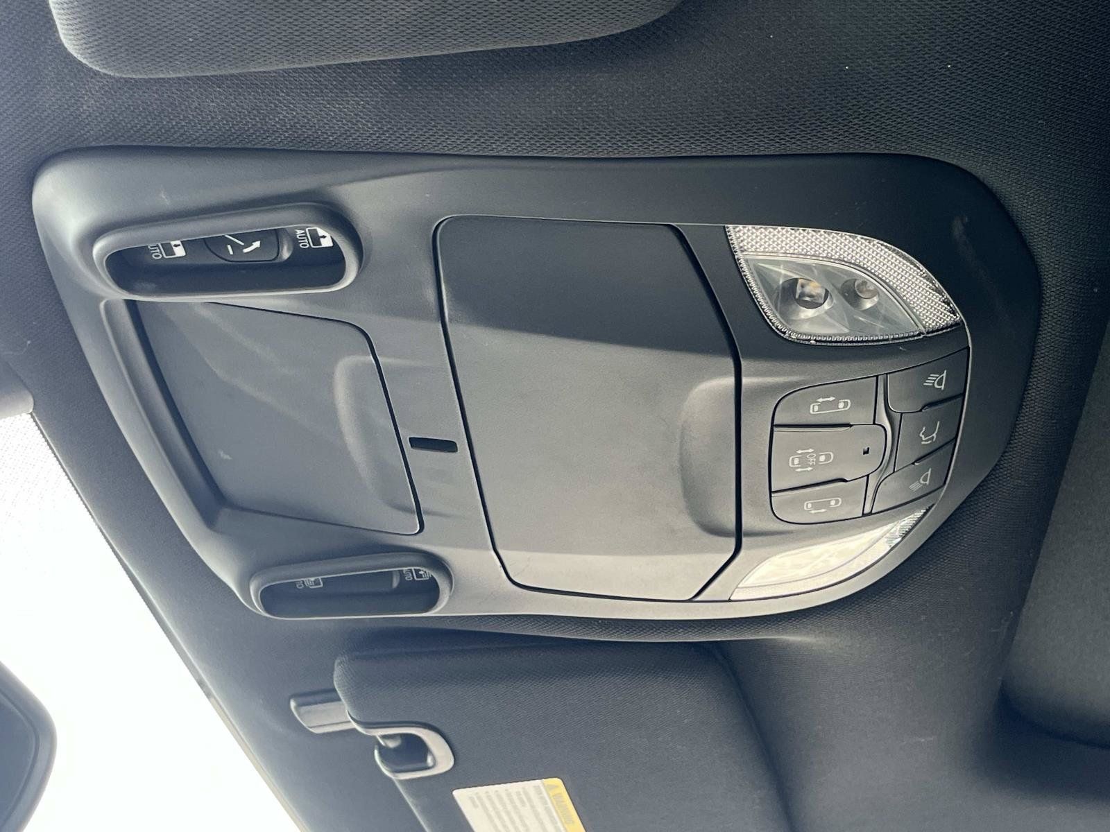 Used 2025 Chrysler Pacifica Limited FWD image 34