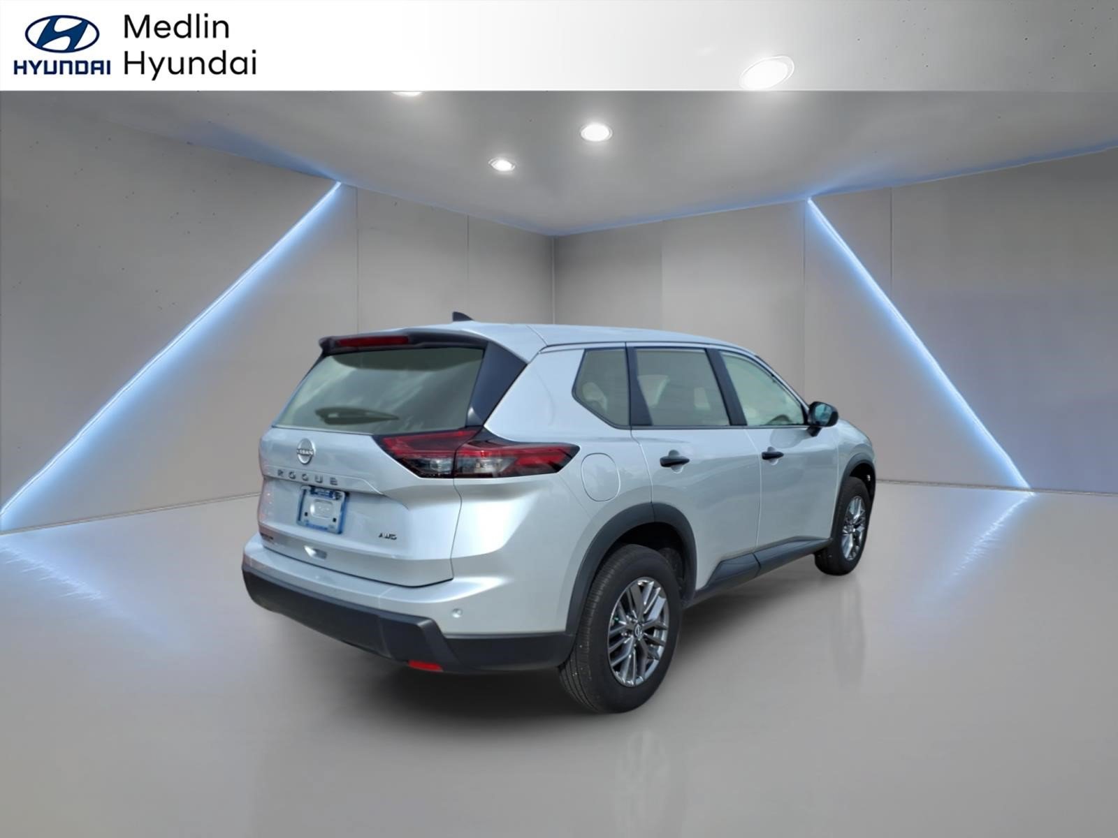 Used 2025 Nissan Rogue S AWD/4WD image 3