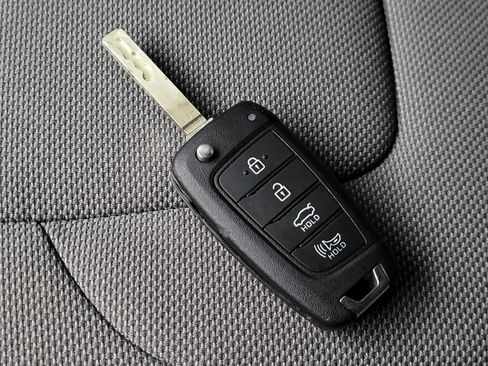 Used 2024 Hyundai Elantra SE image 32