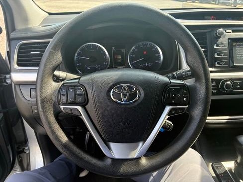 Used 2019 Toyota Highlander LE AWD/4WD image 16
