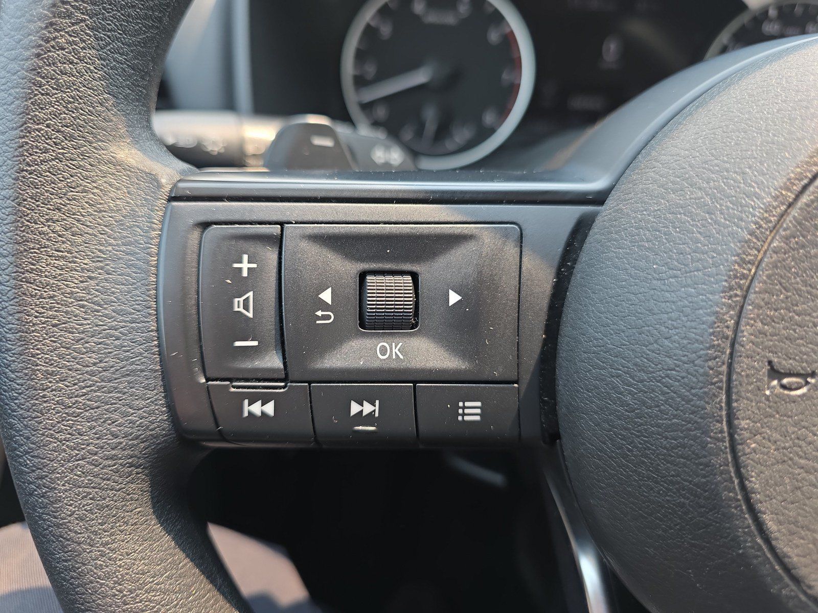Used 2023 Nissan Rogue S AWD/4WD image 22