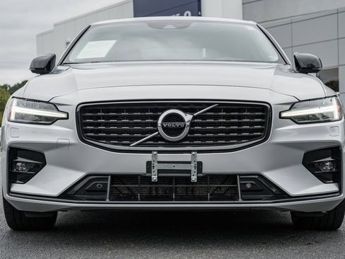 Certified 2022 Volvo S60 B5 Momentum w/ Premium Package image 3