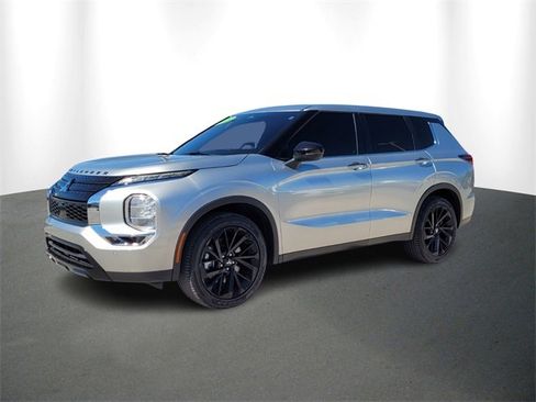 Used 2022 Mitsubishi Outlander SE image 2