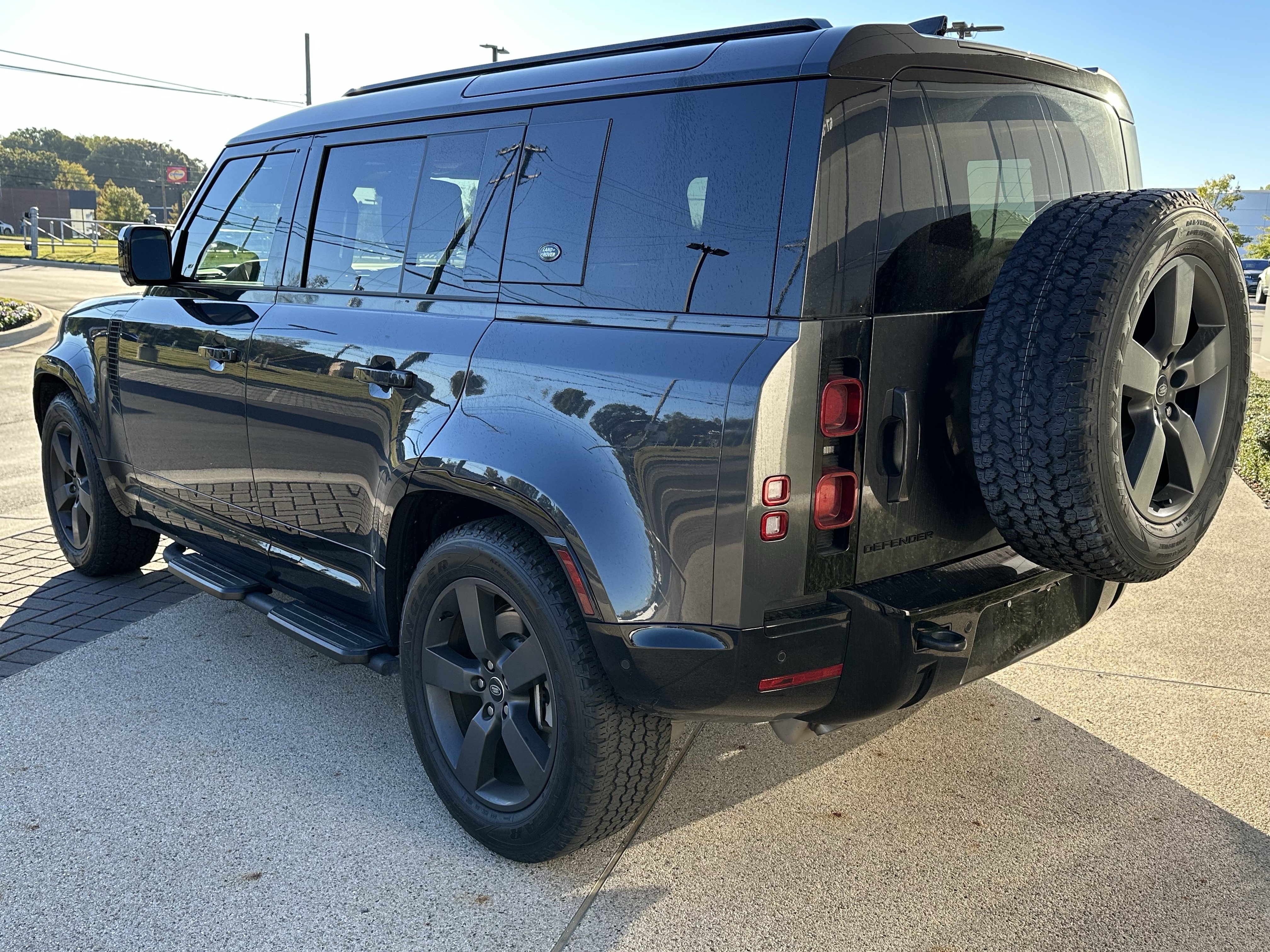 Certified 2024 Land Rover Defender 110 X-Dynamic SE AWD/4WD image 5