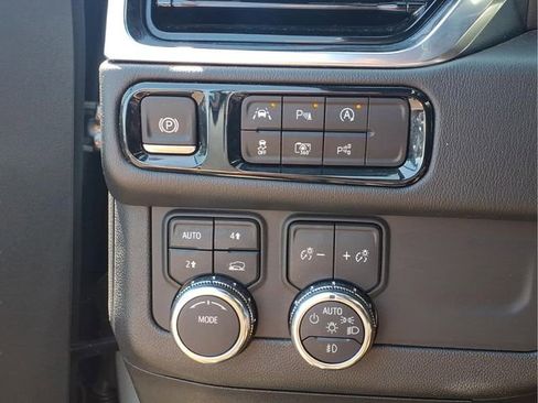 Used 2025 GMC Yukon Denali AWD/4WD image 15