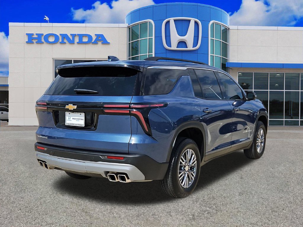 Used 2025 Chevrolet Traverse LT w/ Driver Confidence Package FWD image 3