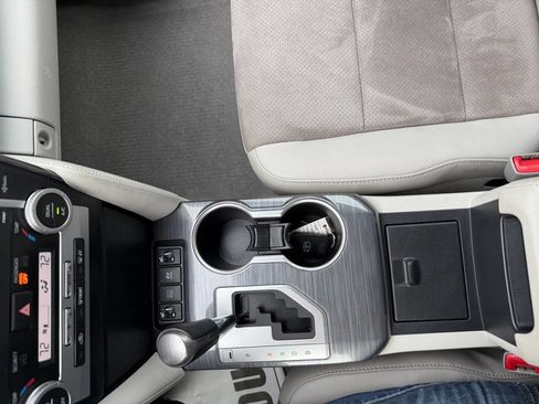 Used 2012 Toyota Camry XLE w/ Leather Pkg FWD image 19