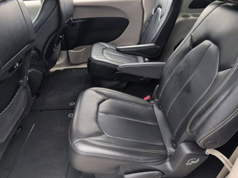 Used 2023 Chrysler Pacifica Touring-L FWD image 22