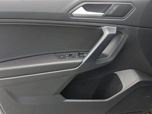 Used 2021 Volkswagen Tiguan SE w/ Panoramic Sunroof Package image 11