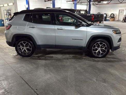 Used 2024 Jeep Compass Limited image 5