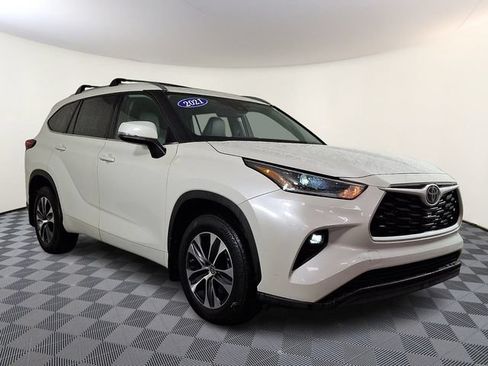 Used 2021 Toyota Highlander XLE AWD/4WD image 1