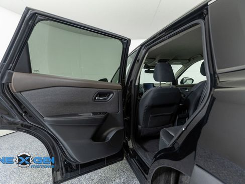 Used 2022 Nissan Rogue SV AWD/4WD image 25