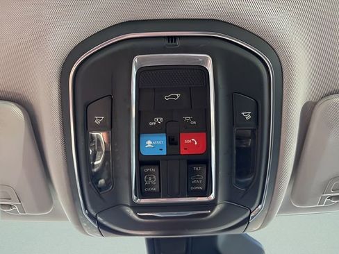 Used 2023 Jeep Grand Cherokee Laredo w/ Luxury Tech Group I AWD/4WD image 13