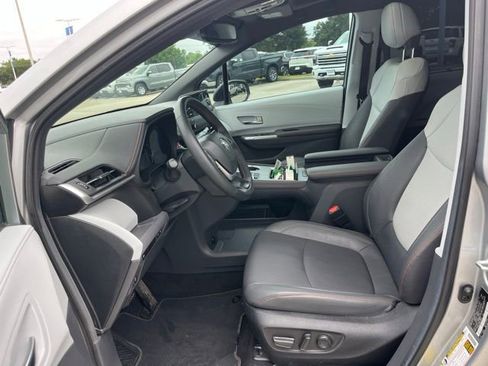 Used 2024 Toyota Sienna XSE FWD image 16
