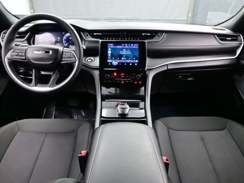 Used 2025 Jeep Grand Cherokee Laredo X w/ Luxury Tech Group I image 18