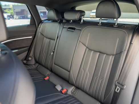 Used 2019 Audi e-tron Prestige w/ Prestige Package AWD/4WD image 21