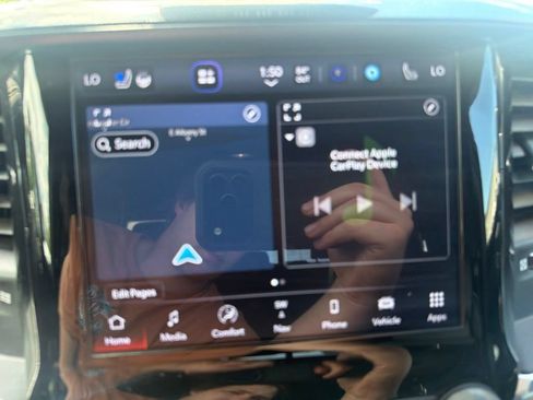 Used 2022 RAM 1500 Laramie AWD/4WD image 17