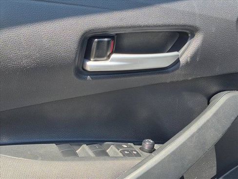 Used 2020 Toyota Corolla LE FWD image 2