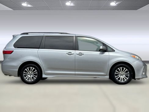 Used 2018 Toyota Sienna XLE w/ XLE Navigation Package FWD image 7