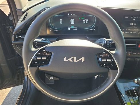 Used 2025 Kia Niro LX image 19