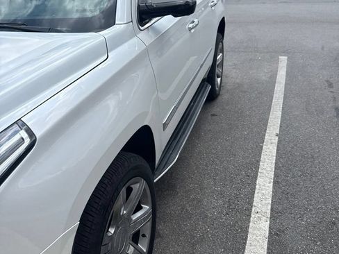 Used 2018 Cadillac Escalade Luxury AWD/4WD image 2