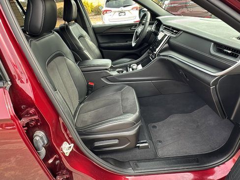 Used 2024 Jeep Grand Cherokee Altitude image 28