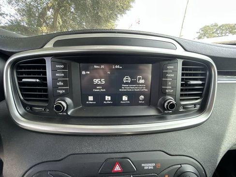 Used 2020 Kia Sorento LX image 17