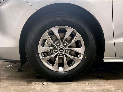 Certified 2024 Toyota Sienna XLE image 7