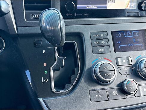 Used 2016 Toyota Sienna SE Premium image 18