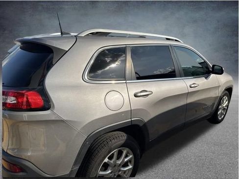 Used 2018 Jeep Cherokee Latitude Plus FWD image 6