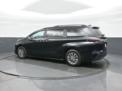 Certified 2025 Toyota Sienna LE w/ LE Plus Package image 5
