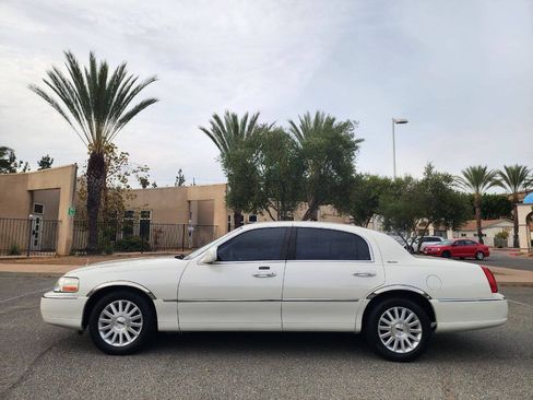 Used 2004 Lincoln Town Car Signature RWD image 6