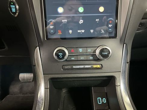 Used 2024 Ford Edge Titanium image 17