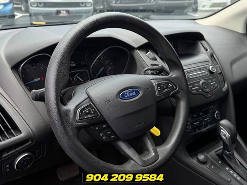 Used 2018 Ford Focus SE w/ SE Appearance Package FWD image 10