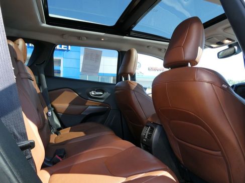 Used 2019 Jeep Cherokee Overland AWD/4WD image 16