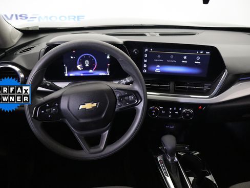 Certified 2025 Chevrolet Trax LT FWD image 18