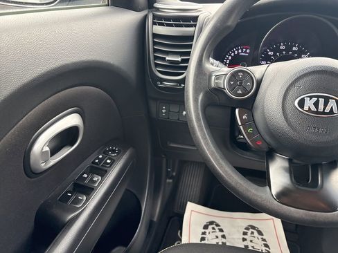 Used 2016 Kia Soul + FWD image 22
