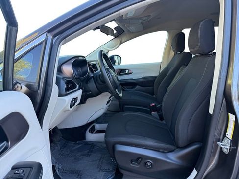 Used 2021 Chrysler Voyager LX image 10