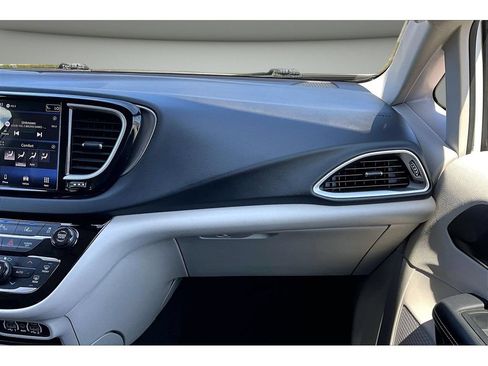 Certified 2024 Chrysler Pacifica Touring-L FWD image 46