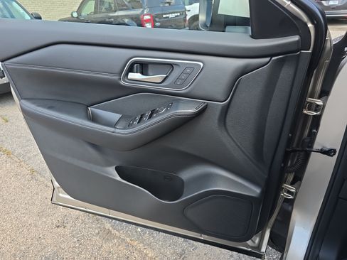 Certified 2024 Nissan Rogue Platinum AWD/4WD image 27