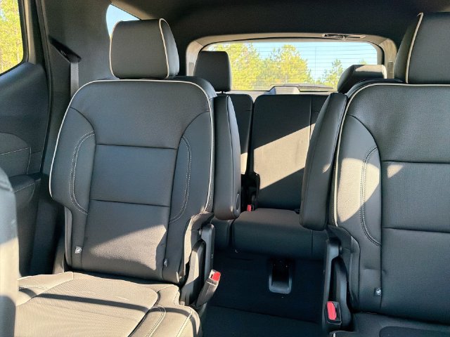 Used 2023 Chevrolet Traverse Premier FWD image 23