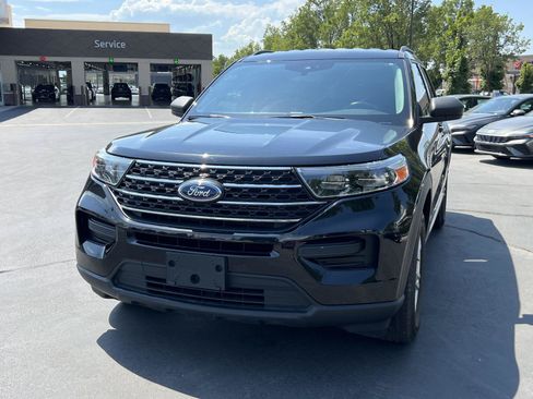 Used 2022 Ford Explorer XLT AWD/4WD image 2